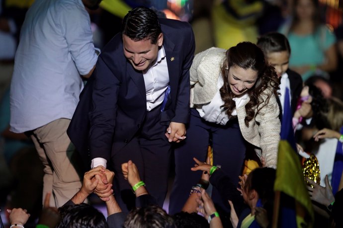 El presidente electo de Costa Rica, Carlos Alvarado, y su mujer.