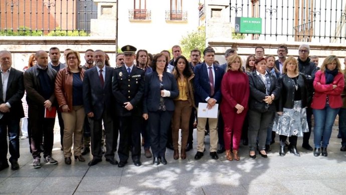 Minuto de silencio por el crimen machista de Albox frente a la sede de la Junta