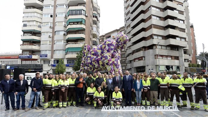 José Ballesta inaugura los Jardines de Primavera con monumento Campillo