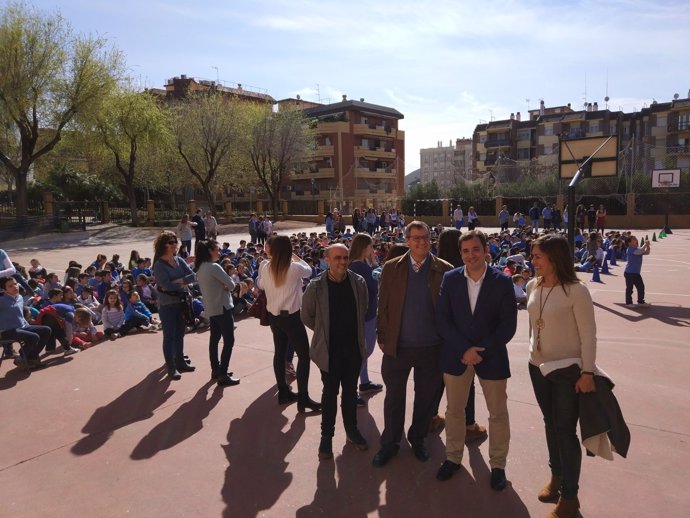 López (dcha.) en su visita al Colegio Eduardo Lucena