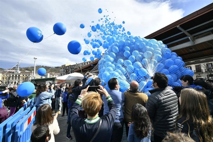 Suelta de globos de Apnabi, hoy en Bilbao