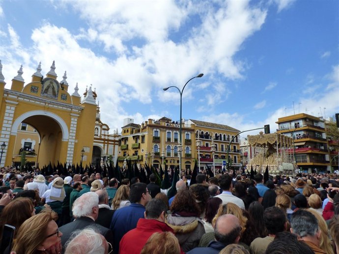 La hermandad de la Macarena antes de entrar a su basílca