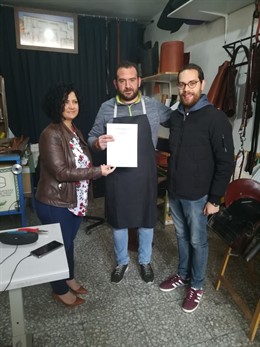 Entrega de la carta de artesano al guarnicionero de Baeza Pedro Fernández.