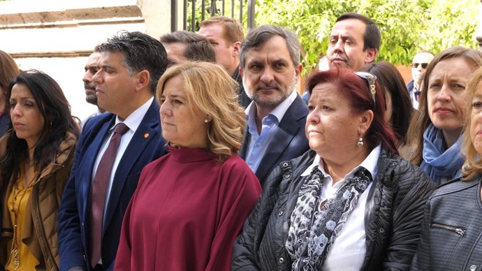 El diputado Ángel Escobar, durante el minuto de silencio por Mari Carmen.
