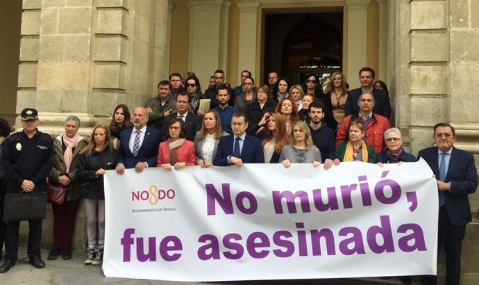 Minuto de silencio frente al Ayuntamiento de Sevilla por el crimen machista
