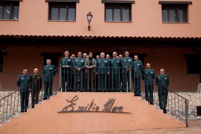 Visita de mandos de la Guardia Civil a Emilio Moro. 