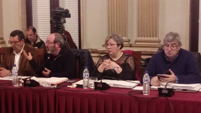 El grupo municipal de IULV-CA en el pleno del Ayuntamiento de Huelva. 