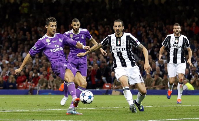 Cristiano remata a gol ante Chiellini en la final Juventus-Real Madrid