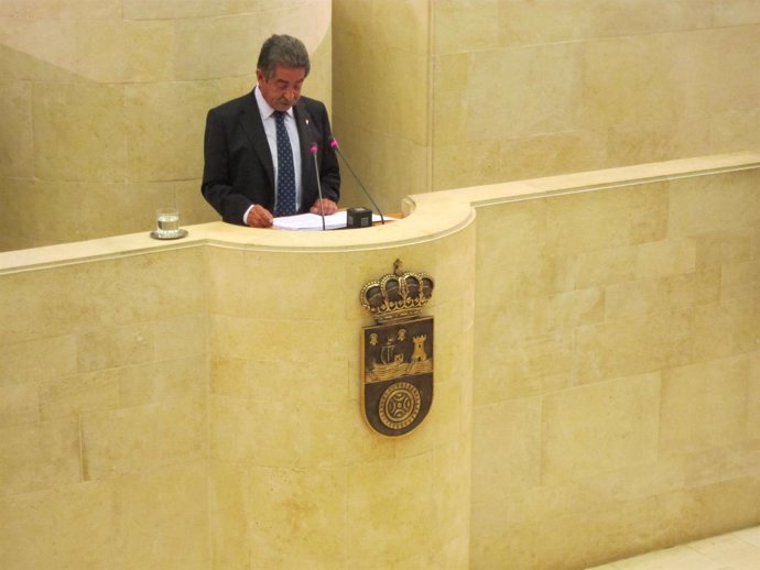 Miguel Ángel Revilla en un pleno en el Parlamento de Cantabria