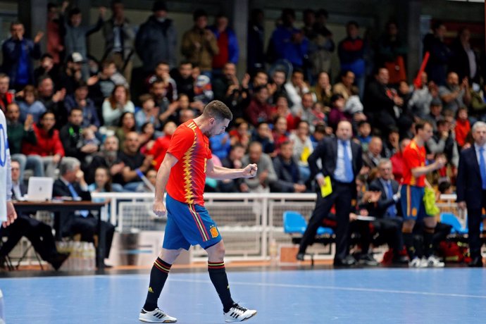 Andresito celebra su gol con la selección española de fútbol sala