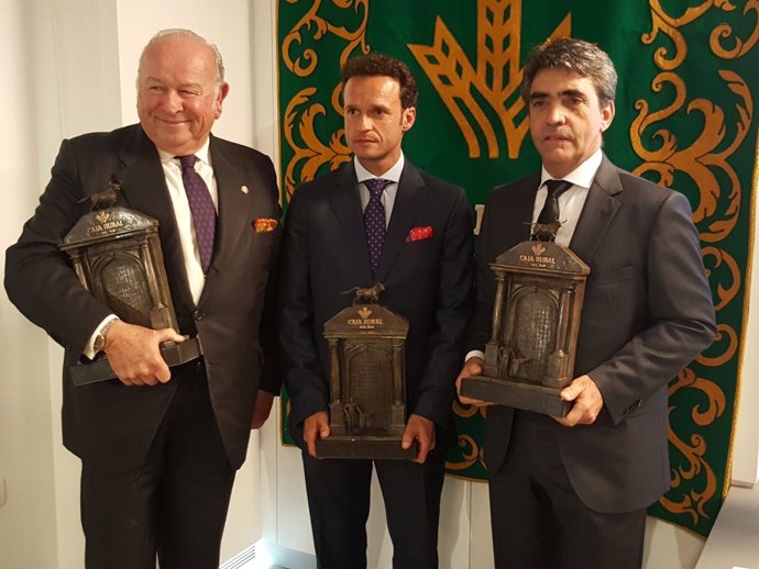 Alvaro Domecq, Ferrera y Victorino Martín, con el premio 'Pepe Luis Vázquez'
