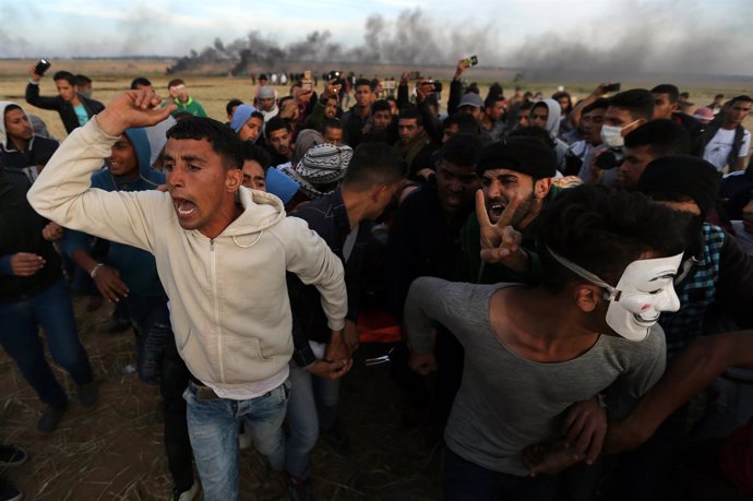 Palestinos evacuan a un herido por la acción de las fuerzas de Israel en Gaza