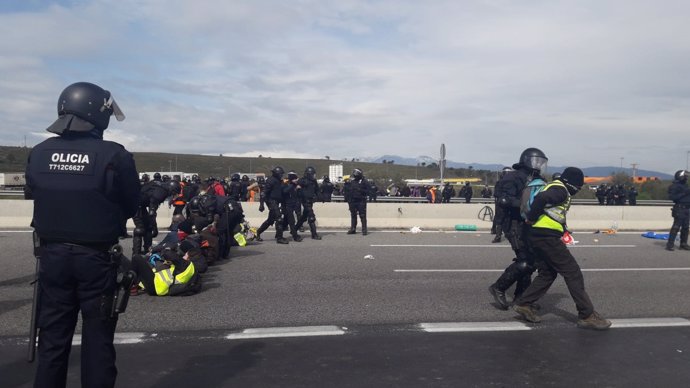 Los Mossos d'Esquadra desalojan a manifestantes que cortaban la AP-7