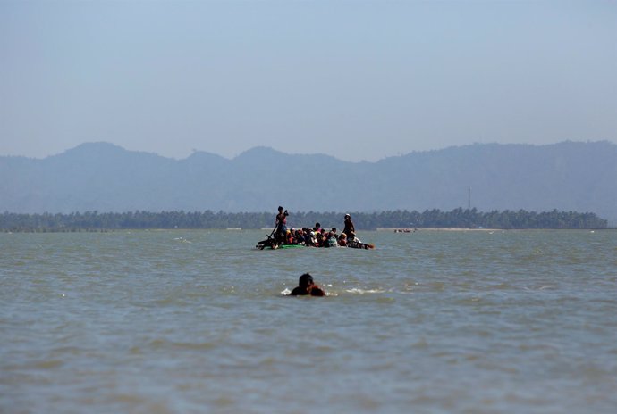 Foto de archivo de un grupo de rohingya llegando a Bangladesh en una embarcación