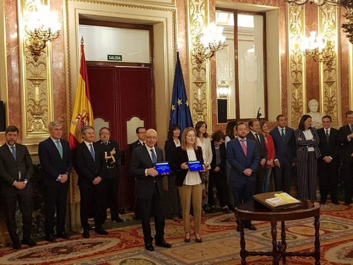 Montoro, lliura els PGE de 2018 al Congrés