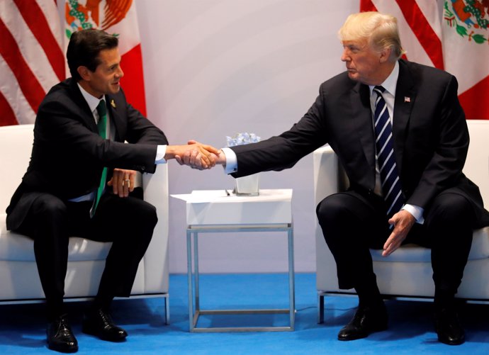 Donald Trump y Enrique Peña Nieto se dan la mano