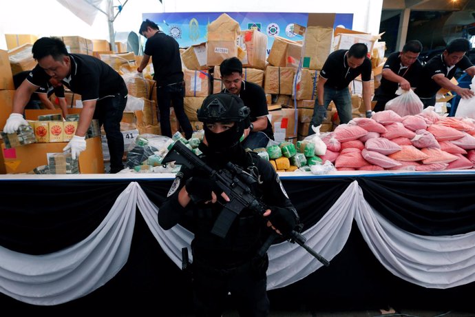 Las autoridades tailandesas muestran grandes cantidades de drogas requisadas.