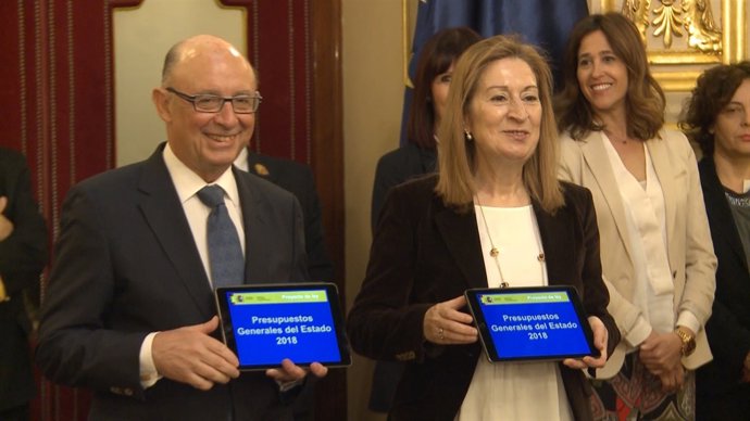 Cristobal Montoro lliura els Pressupostos Generals de l'Estat 2018