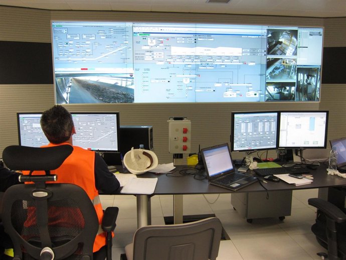 Un operador en la planta de Ence. 