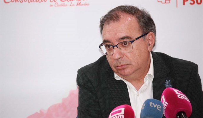 El diputado del PSOE Fernando Mora en rueda de prensa