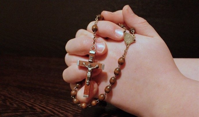 Un religioso con un rosario