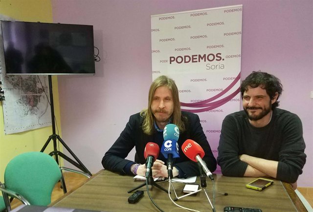 Pablo Fernández (izda) durante la rueda de prensa, 3-4-18