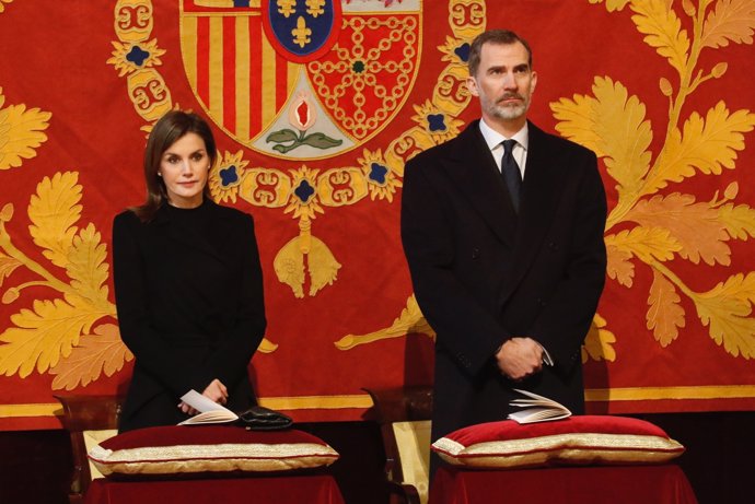 Los Reyes durante la misa conmemorativa por el Conde de Barcelona