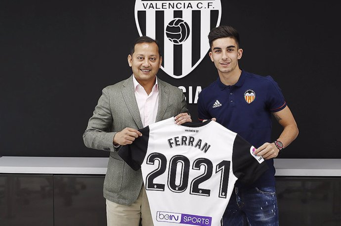 Ferran Torres renueva hasta 2021 con el Valencia 