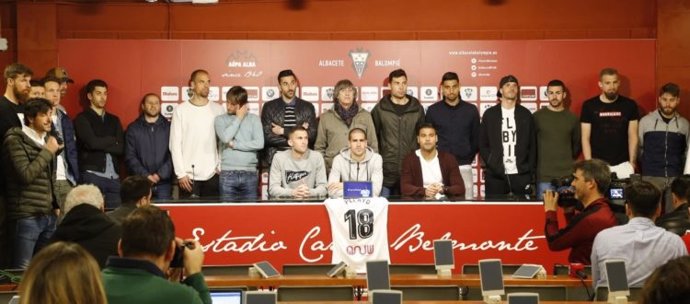 La plantilla del Albacete al completo lee el comunicado de apoyo a Pelayo Novo