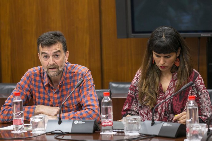 Antonio Maíllo y Teresa Rodríguez durante la reunión con los sindicatos