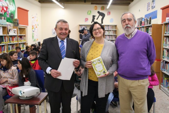 Alcalde (izda.) con el director de la biblioteca y con la autora Ana Ramos