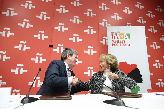 Juan Manuel Bonet y María Teresa Fernández de la Vega firman un acuerdo