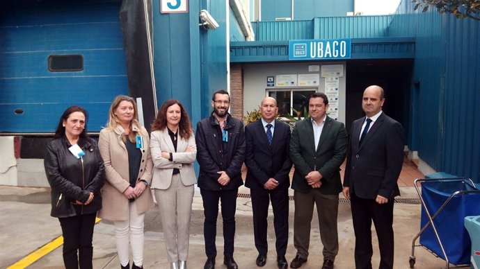 La delegada de Educación y el alcalde de La Línea en la empresa Ubago