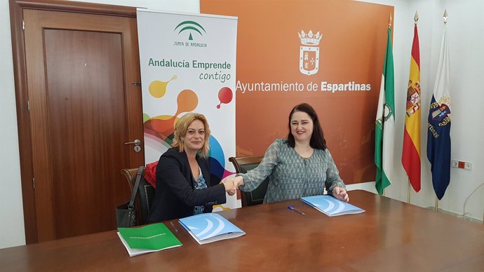 Firma del convenio de instalación del punto de información de Andalucía Emprende
