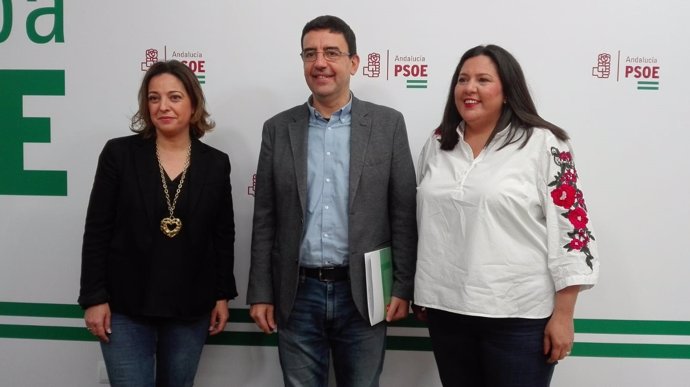 Jiménez, entre Ambrosio y Amo, en la sede del PSOE en Córdoba