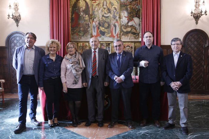 El alcalde de Lleida y el presidente del Cercle de Belles Arts, junto a concejal
