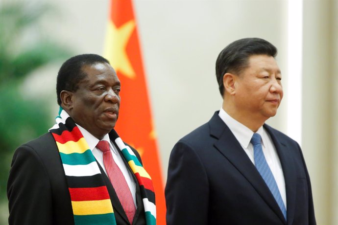 El presidente de Zimbabue, Emmerson Mnangagwa, y el chino, Xi Jinping