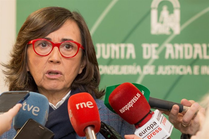 Rosa Aguilar atiende a los medios