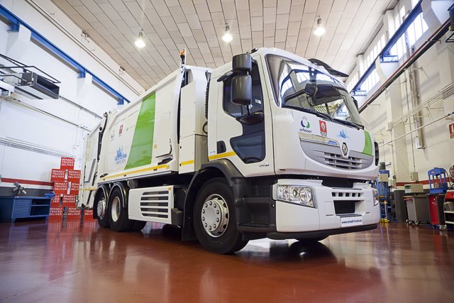 Camión híbrido de Urbaser para la recogida de residuos en Barcelona