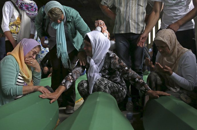 Mujeres lloran delante de los féretros de las víctimas identificadas de Srebreni