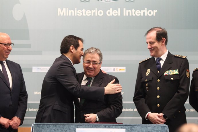 Juan Ignacio Zoido en la firma del acuerdo sobre equiparación salarial