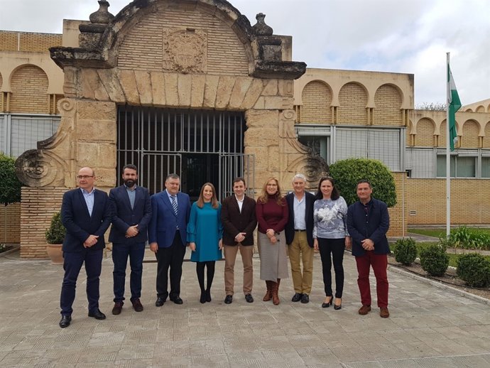 Ruiz (centro), junto a los delegados territoriales de la Junta