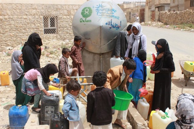 Personas recogen agua en un proyecto de Oxfam en Yemen