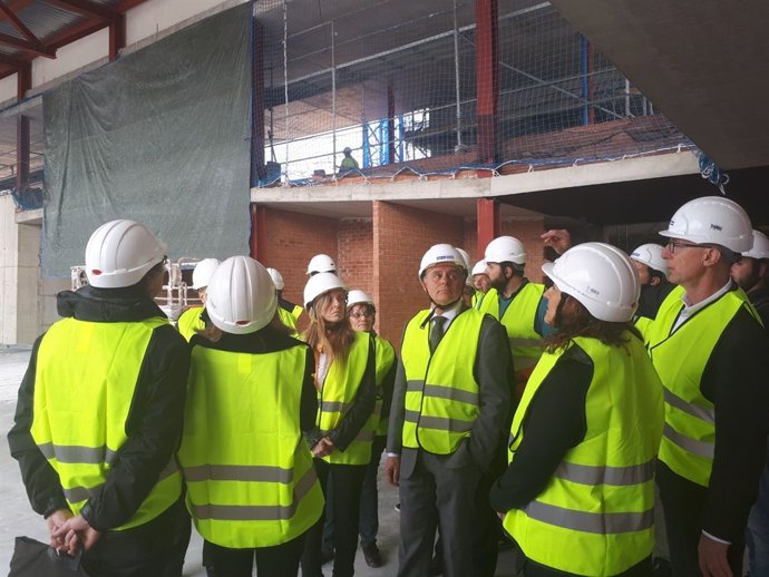 El secr.L.Baulenas i l'alcaldessa M.Conesa visiten l'insituto Leonardo da Vinci