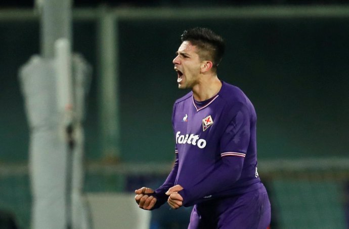 Giovanni Simeone celebra un gol con la Fiorentina