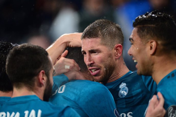 Sergio Ramos se abraza a sus compañeros