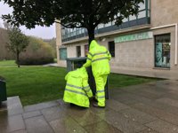 Caídas de postes y árboles e inundaciones en calles, incidencias por el viento y las lluvias en Galicia
