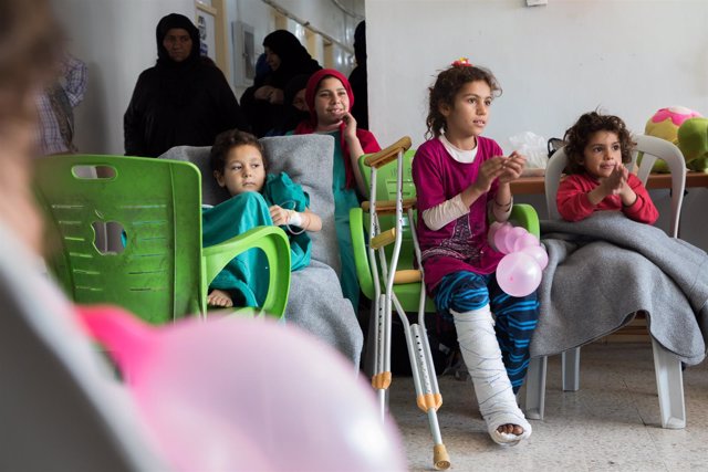 Dos hermanas sirias, heridas por bomba trampa, en un hospital apoyado por MSF