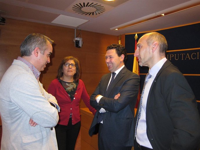 El alcalde de Illueca y el organizador de la muestra, junto a diputados del PP