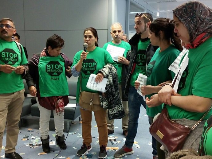 La PAH de Barcelona ocupan la oficina de vivienda de la calle Bolívia